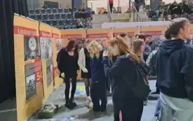 Zwiedzamy%20wystawy.