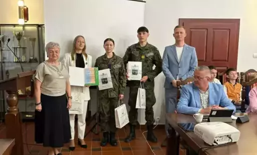 Zdjęcie do XVII Sesji Rady Miejskiej w Kaliszu Pomorskim uhonorowano laureat&oacute;w